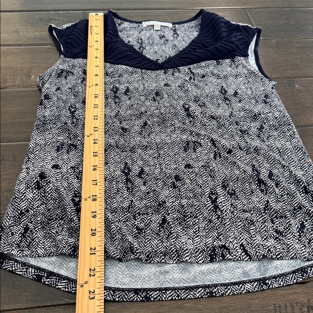❤️3/$30 Daniel Rainn Navy and White Women's Top - Picture 8 of 8